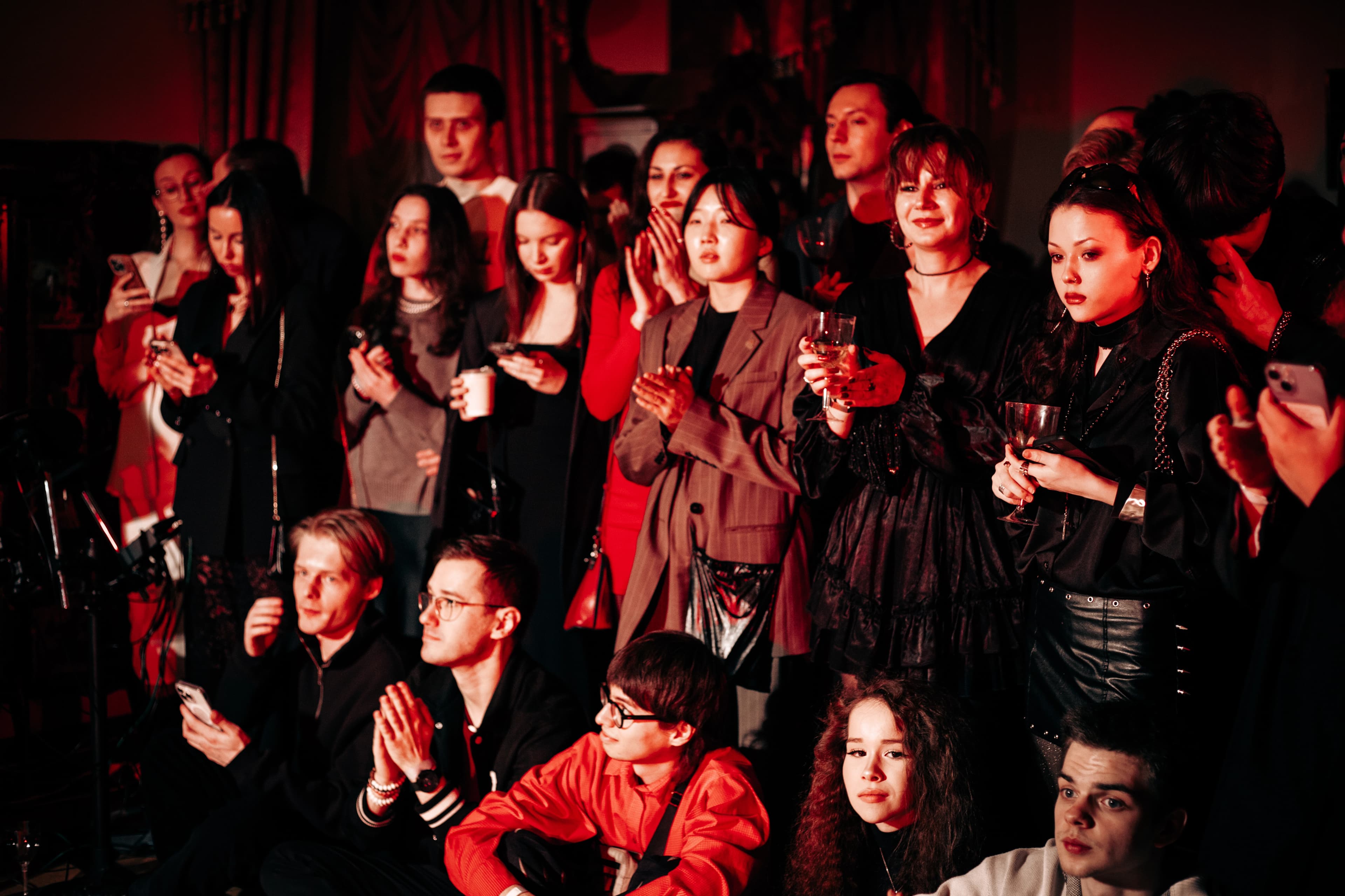 Поющие девушки на сцене