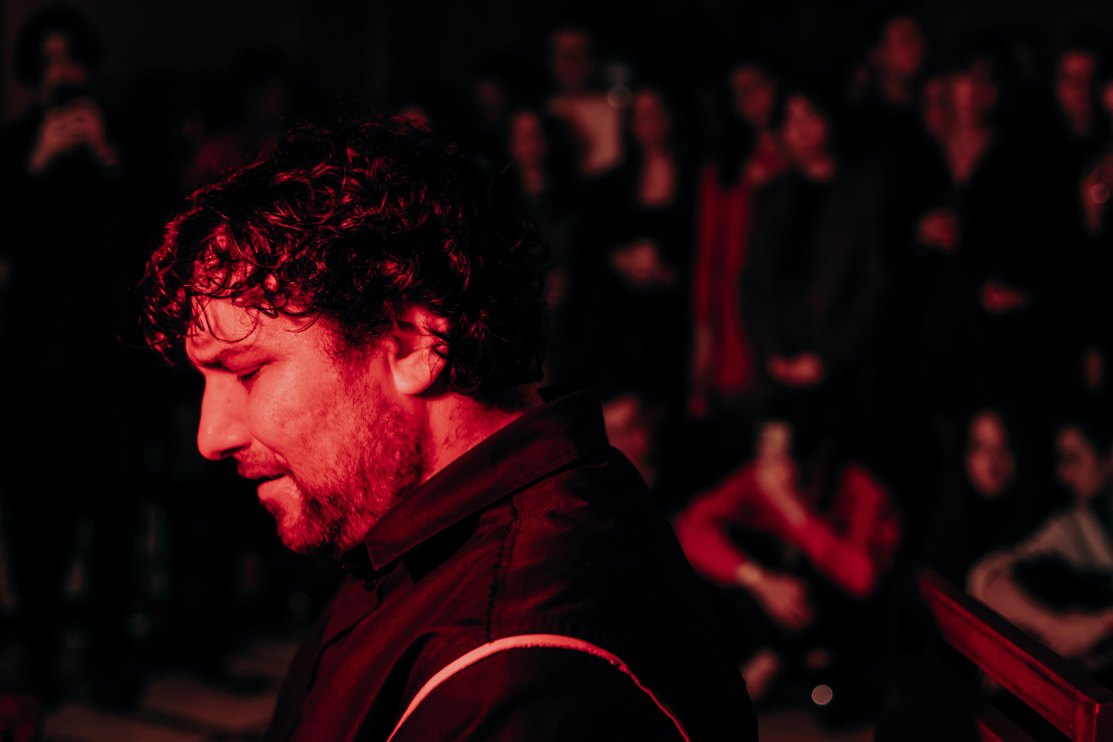 Бабушка разглядывает картины