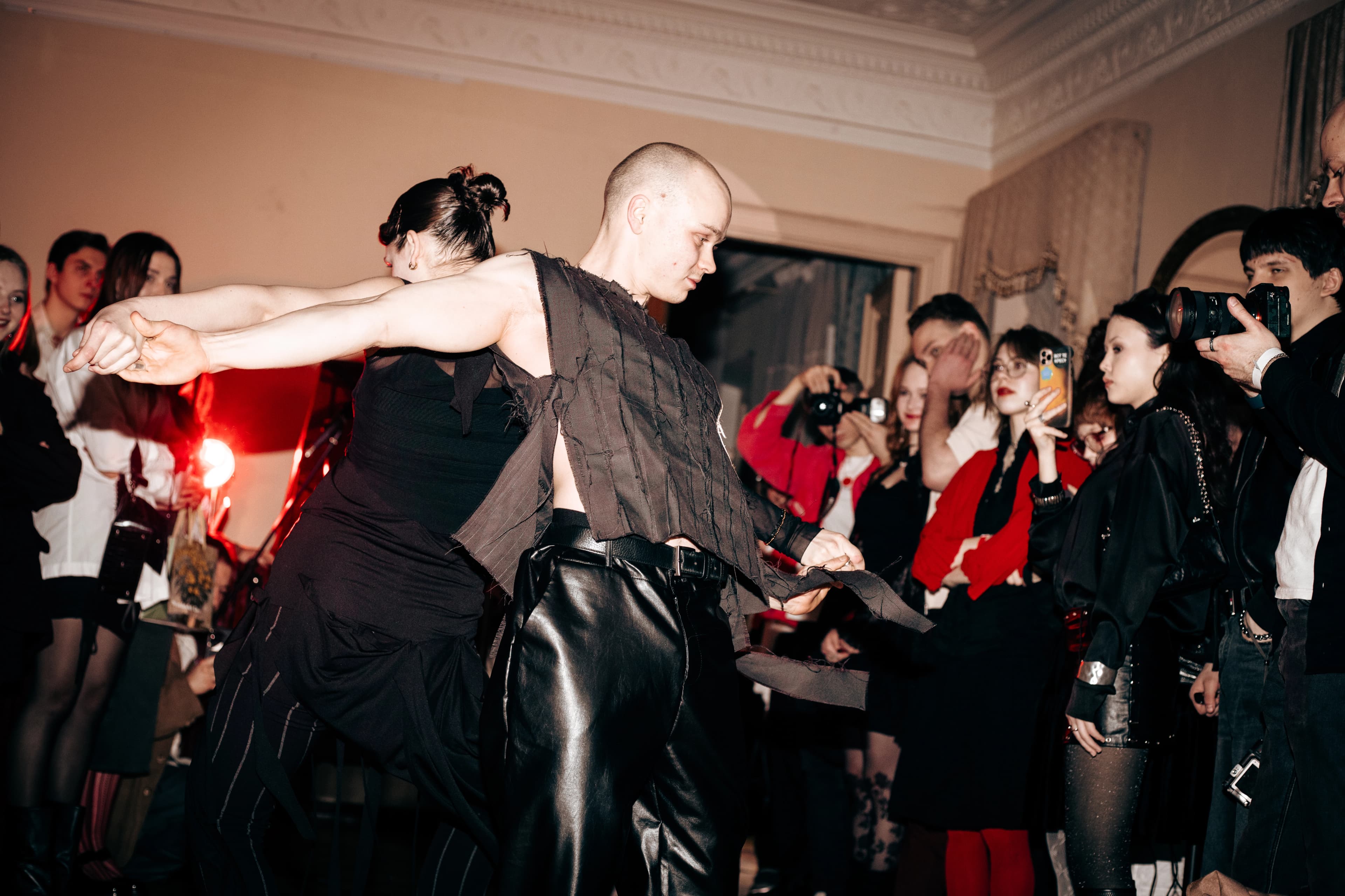 Люди на сцене