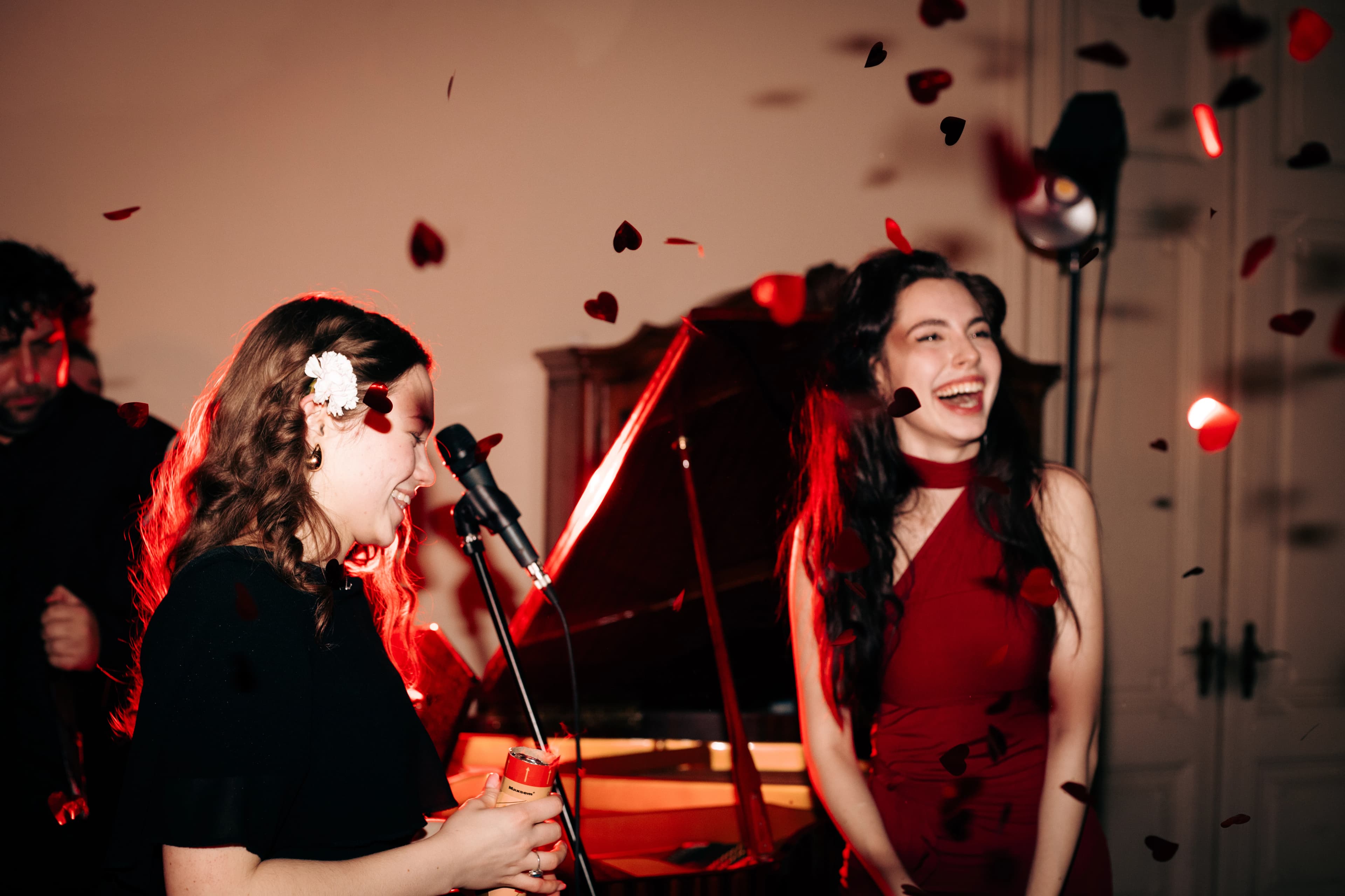 Поющие девушки на сцене