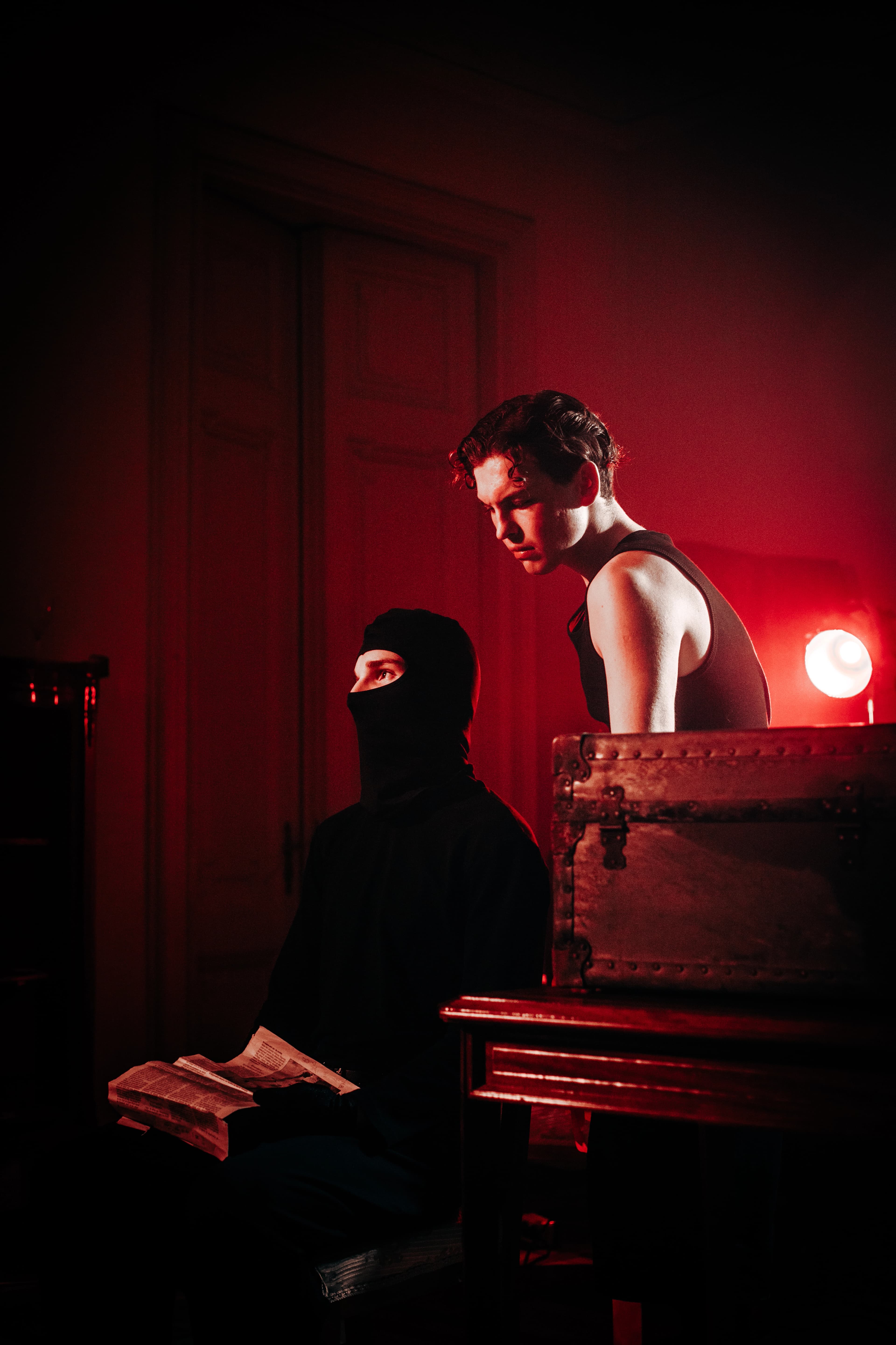 Поющие девушки на сцене