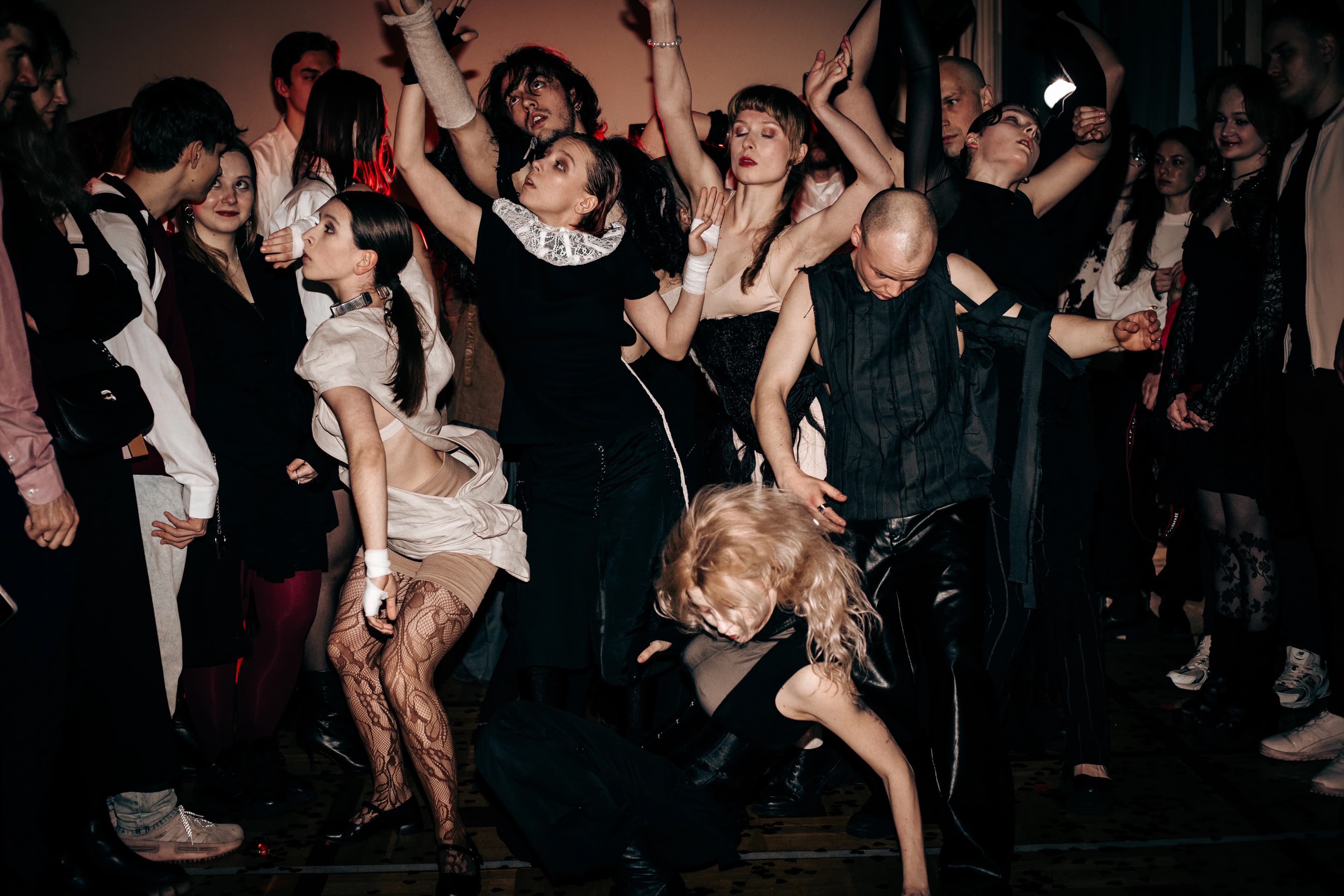 Бабушка разглядывает картины