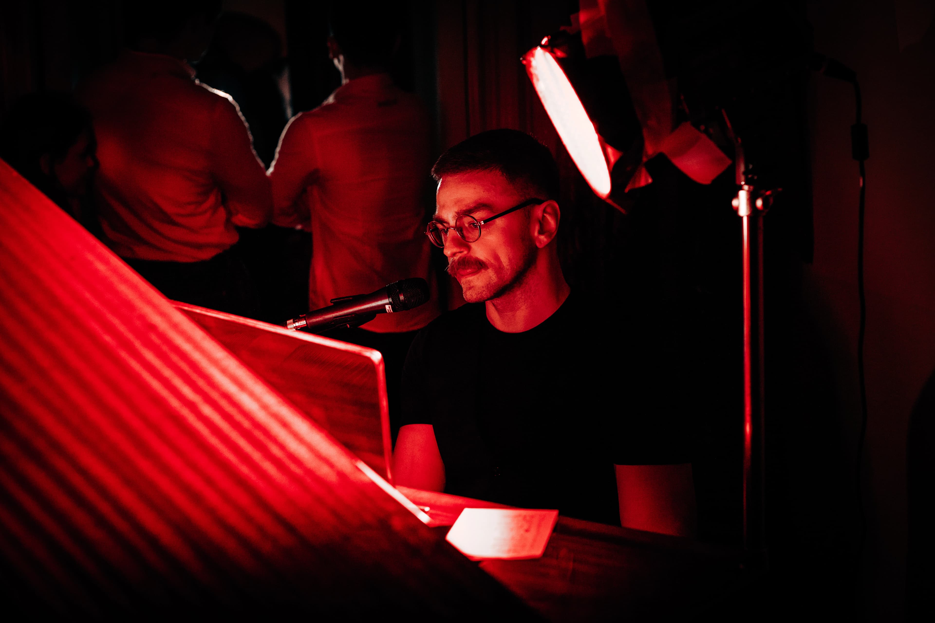 Люди на сцене