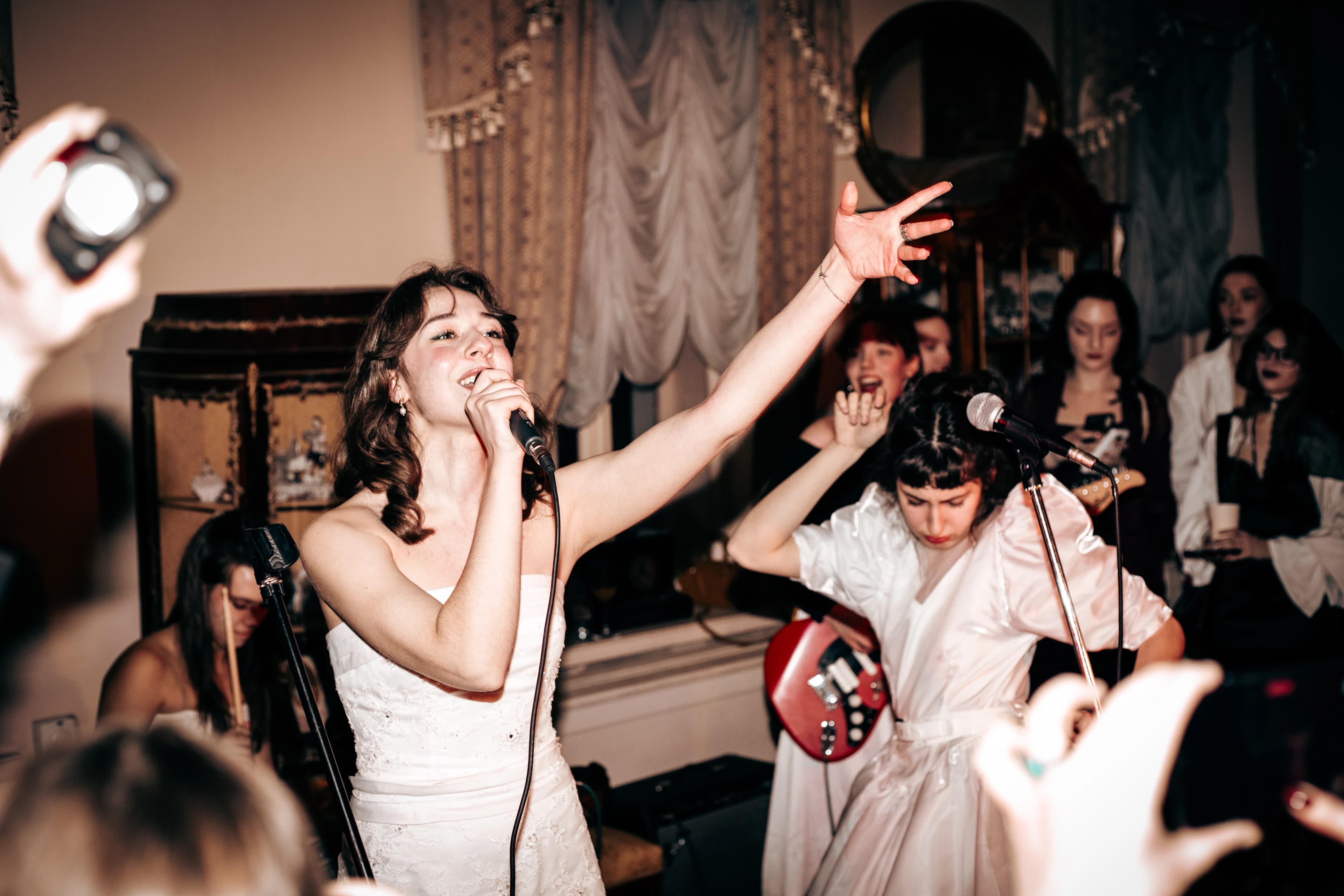 Люди на сцене