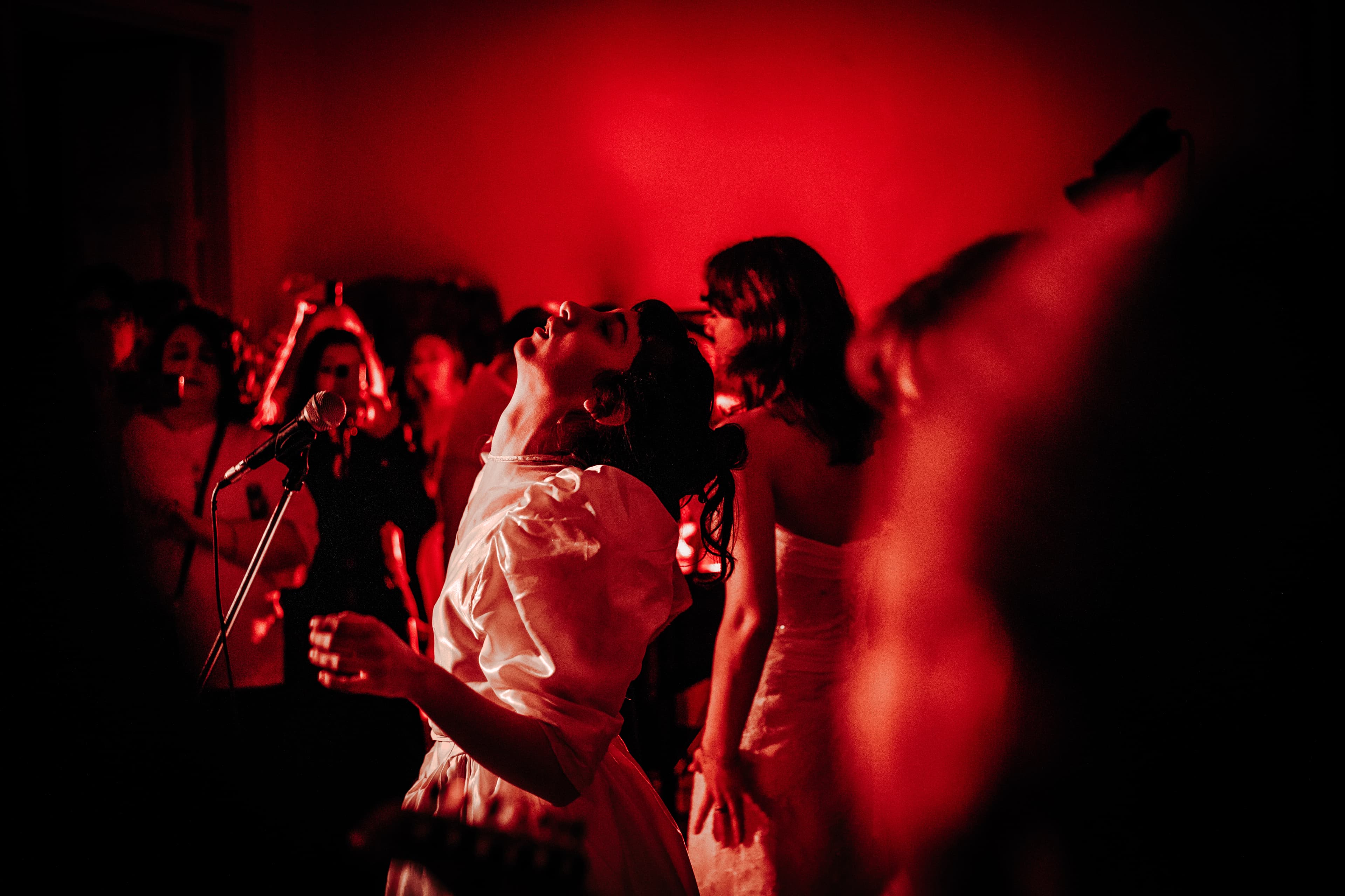 Поющие девушки на сцене