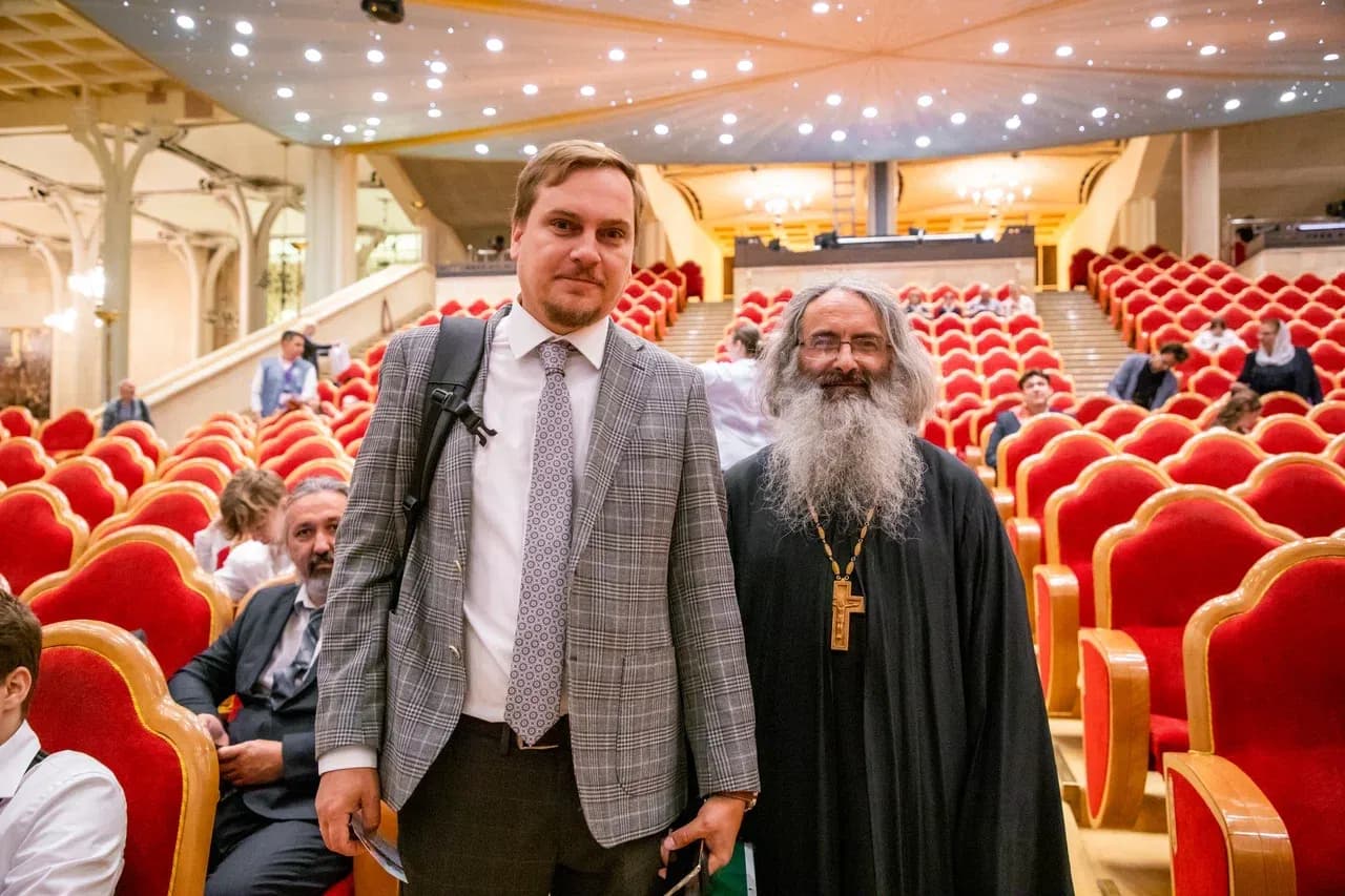 Мужчины в актовом зале